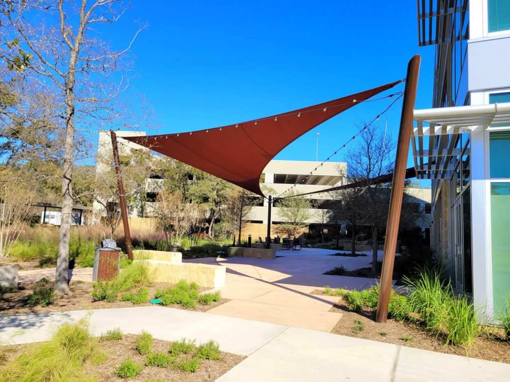 Mái che cánh buồm hình tam giác