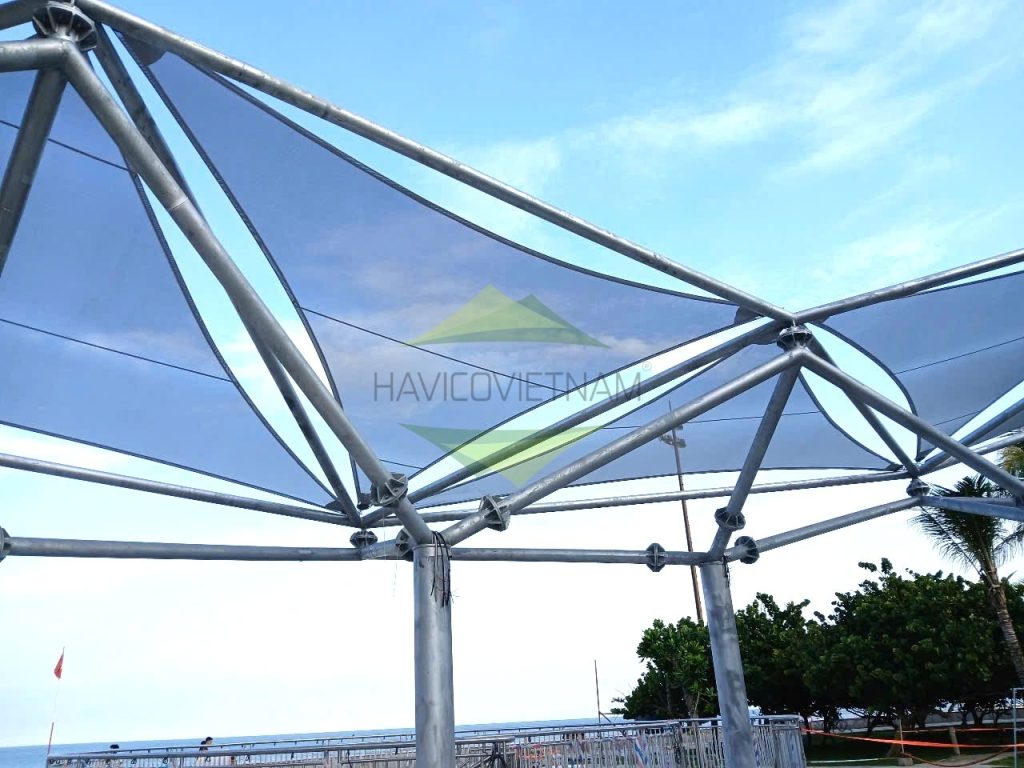 Các công trình gần biển sẽ yêu cầu chất lượng vải bạt và các phụ kiện liên kết chống ăn mòn nên giá thành cao hơn