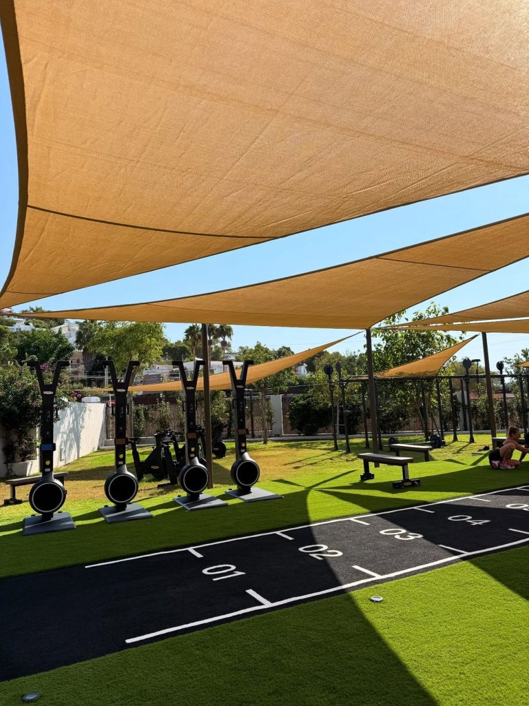 Mẫu mái che cánh buồm sân pickleball hiện đại