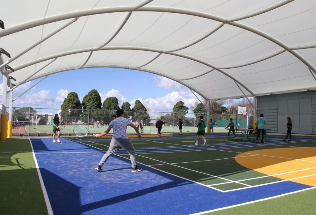 Vì Sao Sân Pickleball Nên Dùng Mái Màng Căng Kiến Trúc?