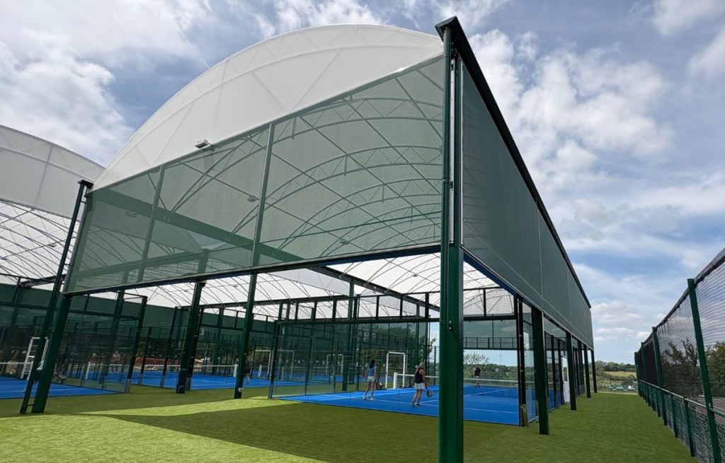 công trình mái che sân pickleball hiện đại. công trình mái che sân pickleball hiện đại.