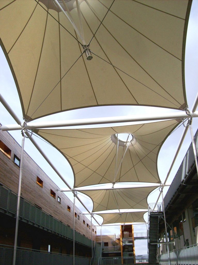 Thiết kế mái che hành lang bằng cấu trúc màng căng độc đáo
