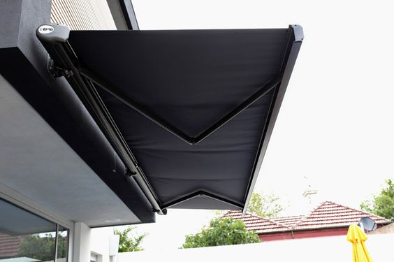 Mái hiên di động có thể thu vào khi trời mưa nắng rất tiện ích cho mọi nhà
