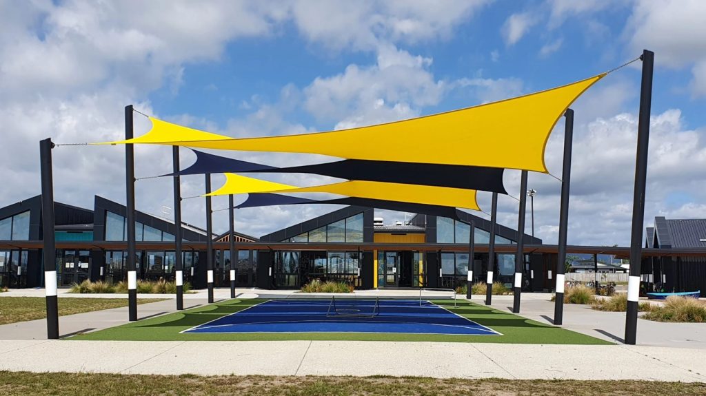 Mái che cánh buồm cho sân thể thao trường học