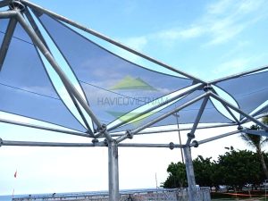 Các công trình gần biển sẽ yêu cầu chất lượng vải bạt và các phụ kiện liên kết chống ăn mòn nên giá thành cao hơn